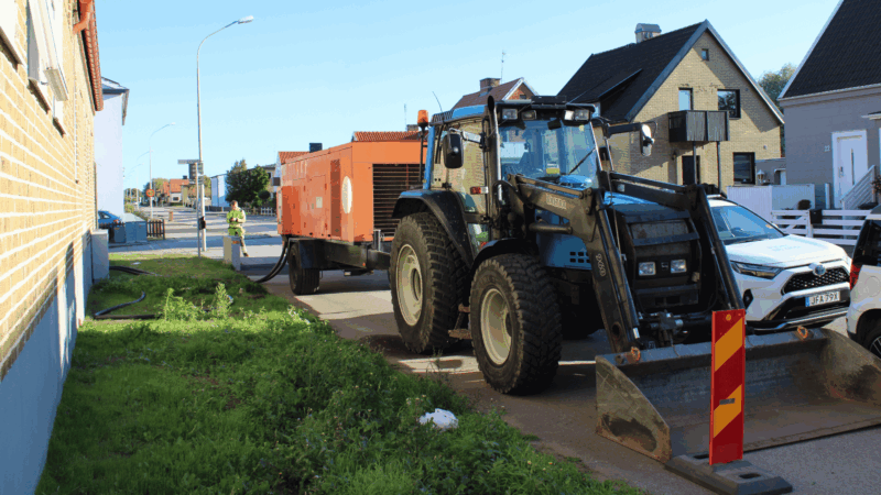 Traktor med påkopplat reservkraftaggregat