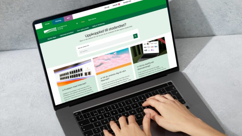 Händer vid laptop med webbsida om bredbandstjänster