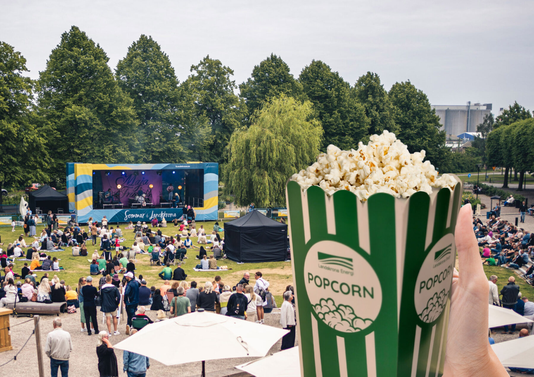 Popcorn och scen i en park