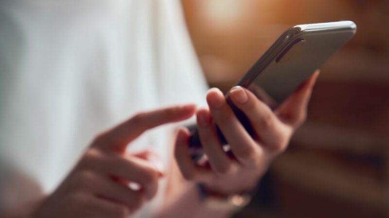 Mobiltelefon hålls i en hand