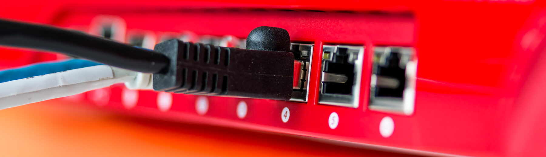 Nätkabel inkopplad i röd router