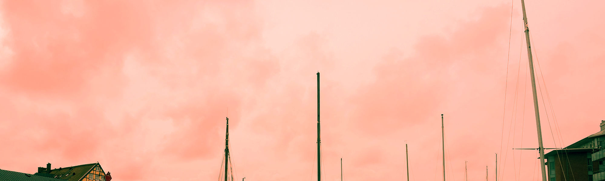 Båtmaster mot rosa himmel